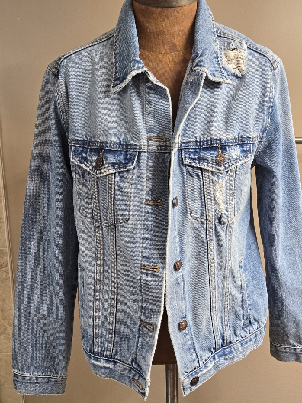 NWOT Forever 21 Ladies S Distressed Denim Jacket